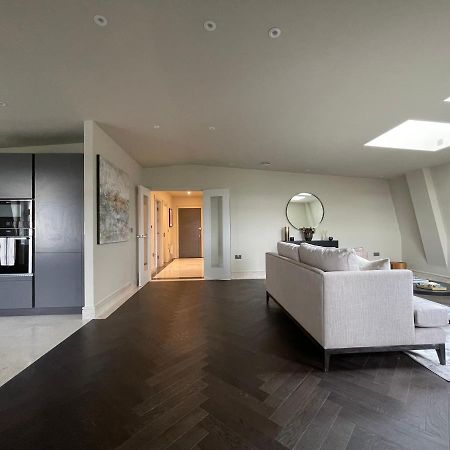 Luxurious, 2 Bed, 2 Bath Penthouse Apartment In Highly Desirable Chigwell Chcl F8 Luaran gambar