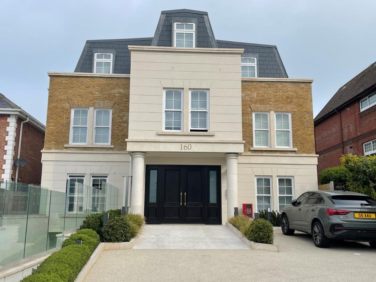 Luxurious, 2 Bed, 2 Bath Penthouse Apartment In Highly Desirable Chigwell Chcl F8 Luaran gambar