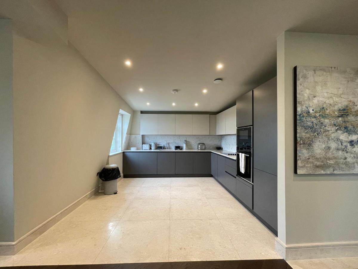 Luxurious, 2 Bed, 2 Bath Penthouse Apartment In Highly Desirable Chigwell Chcl F8 Luaran gambar
