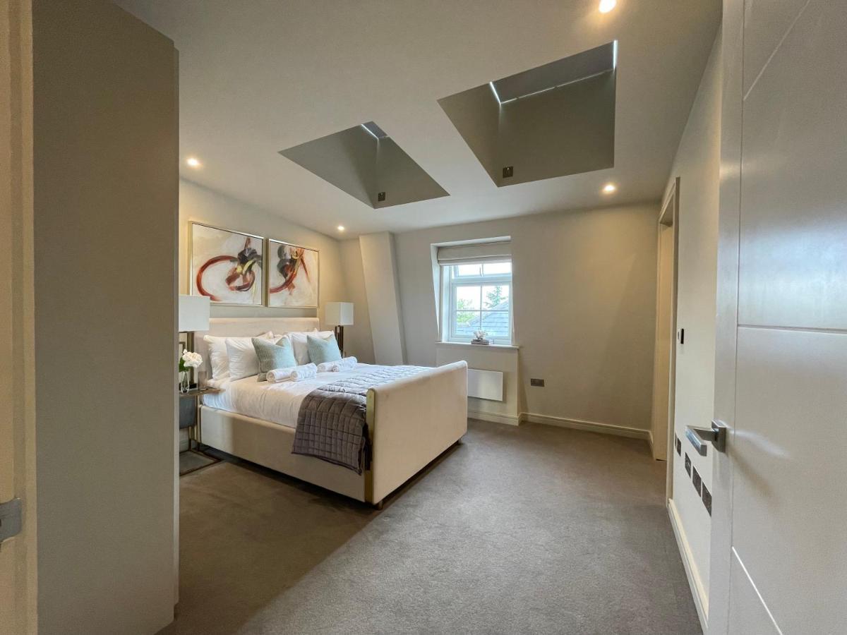 Luxurious, 2 Bed, 2 Bath Penthouse Apartment In Highly Desirable Chigwell Chcl F8 Luaran gambar