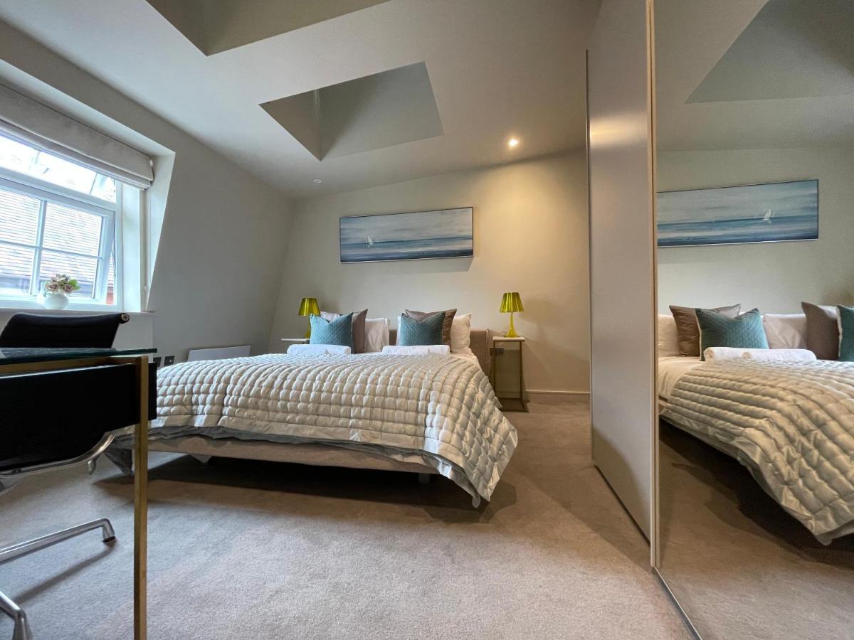 Luxurious, 2 Bed, 2 Bath Penthouse Apartment In Highly Desirable Chigwell Chcl F8 Luaran gambar