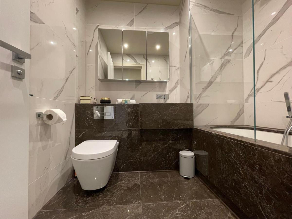 Luxurious, 2 Bed, 2 Bath Penthouse Apartment In Highly Desirable Chigwell Chcl F8 Luaran gambar