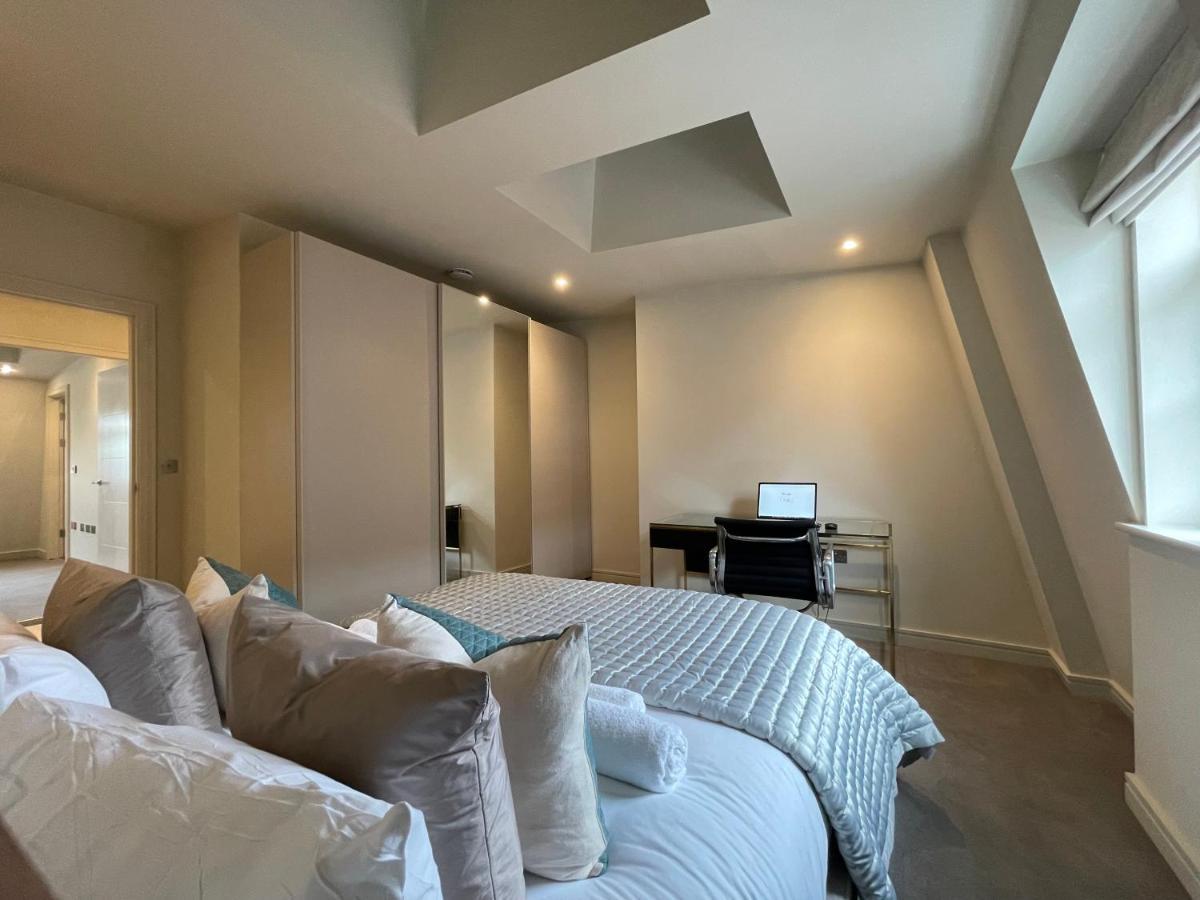 Luxurious, 2 Bed, 2 Bath Penthouse Apartment In Highly Desirable Chigwell Chcl F8 Luaran gambar